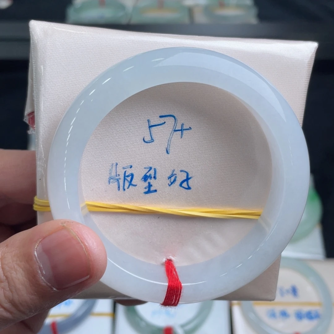 翡翠手镯未镶嵌翡翠手镯