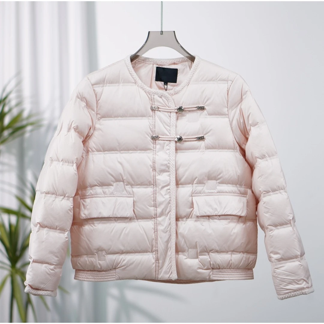 莉推荐 朗S系列  F098 女装冬款国风短款羽绒服香雾粉8Q523Y129