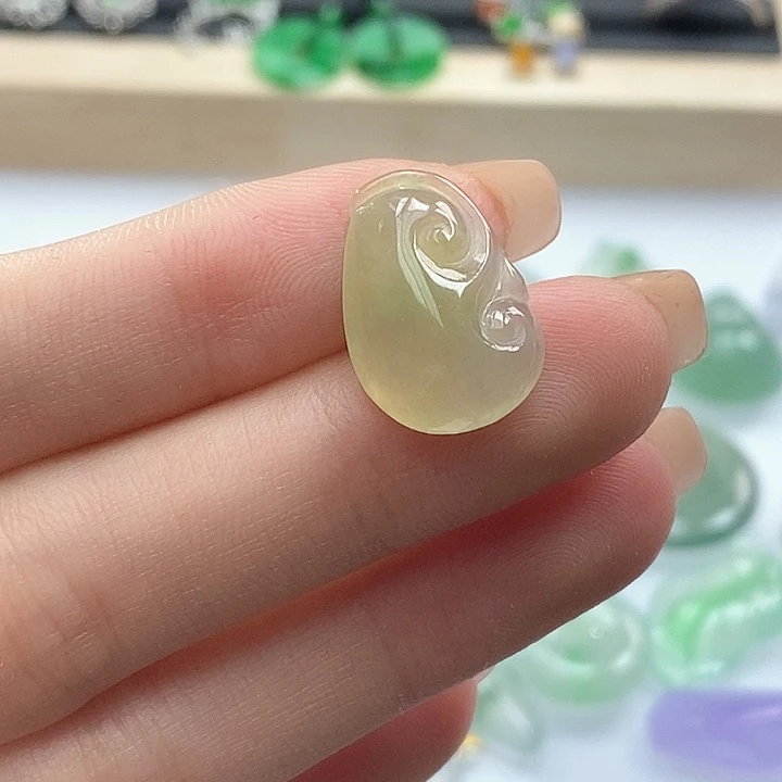 颈饰未镶嵌翡翠裸石