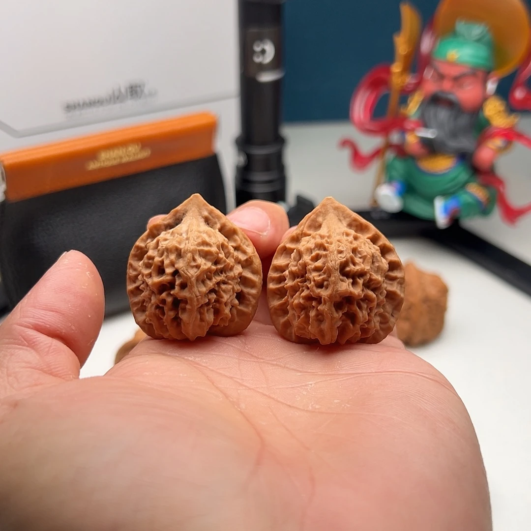 文玩核桃吊坠野生猫耳鸡心