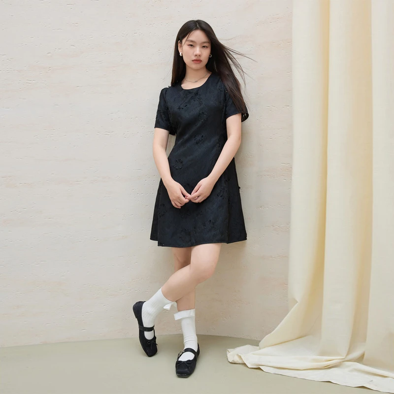 独束大码女装气质肌理剪花小黑裙时尚通勤胖mm连衣裙25DS82284