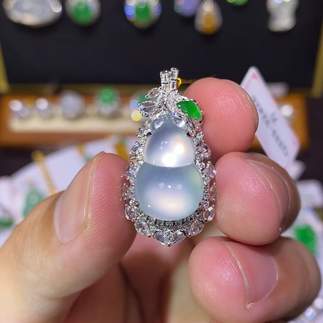 【闪购商品】颈饰18K金镶嵌翡翠