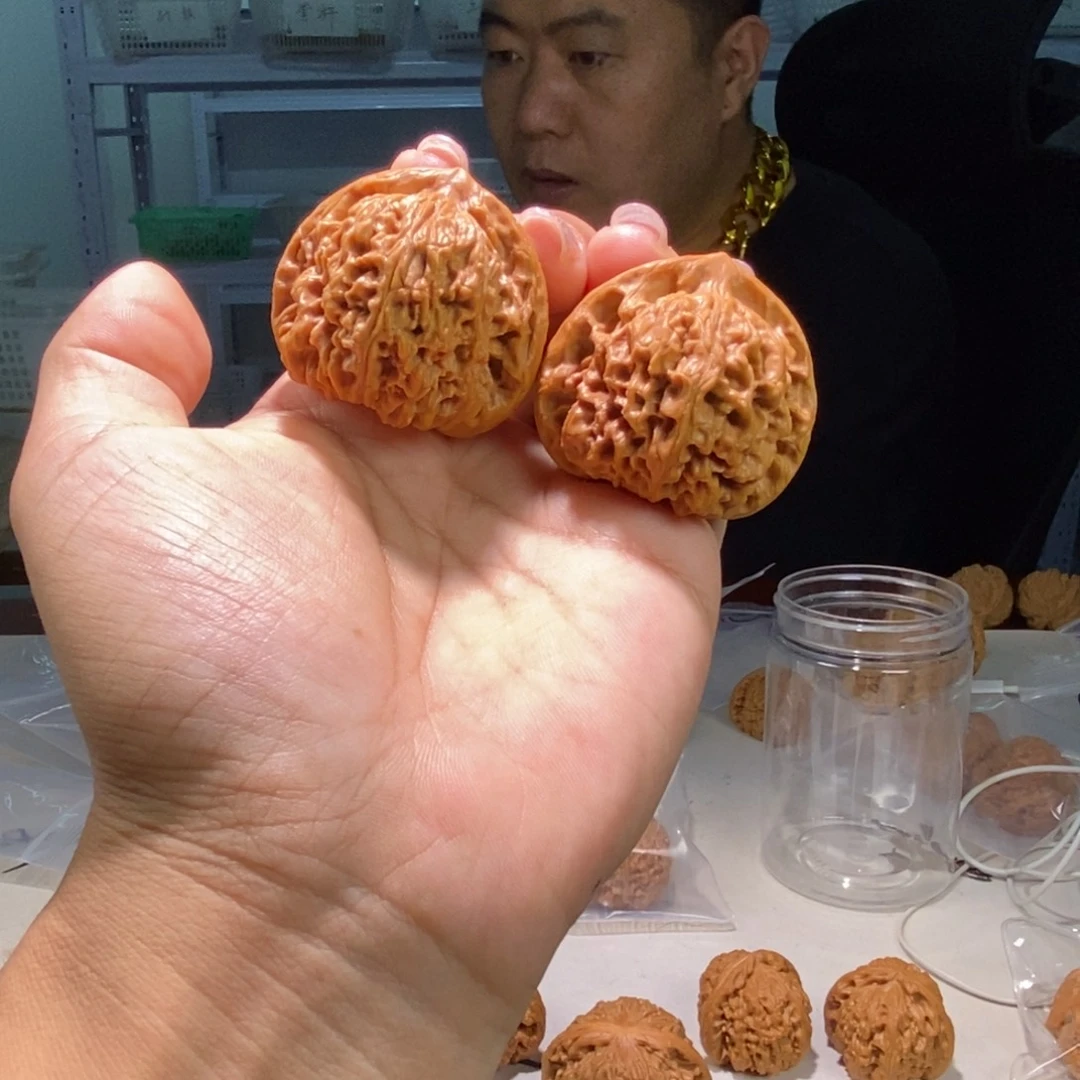 文玩核桃把件040号，42左右三角球疆