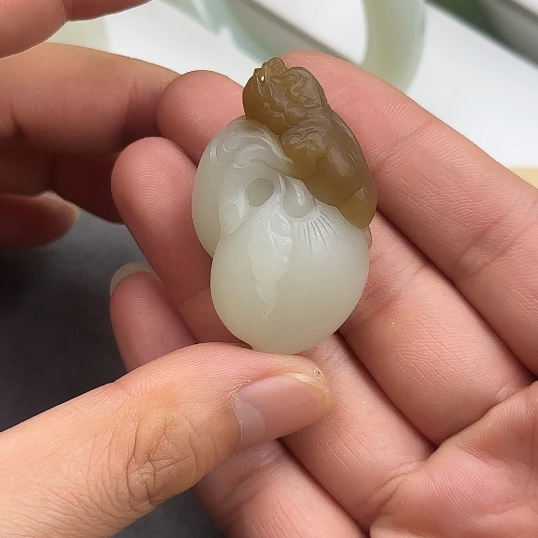 和田玉未镶嵌颈饰蟾与桃