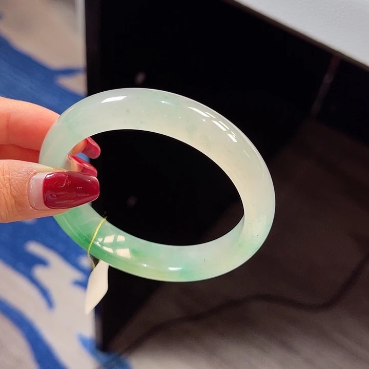 石英质玉手镯未镶嵌是**呀