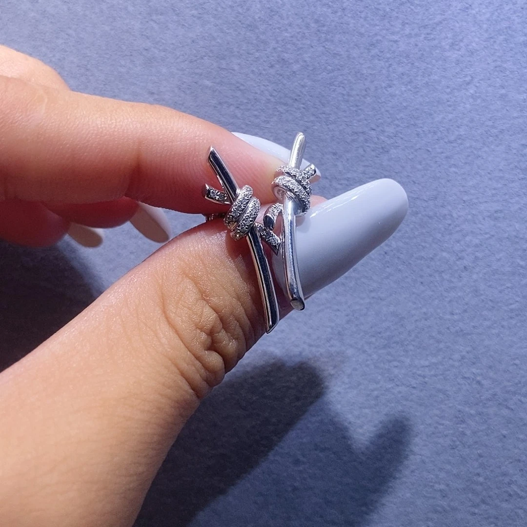 耳饰铂Pt950镶嵌钻石扭绳耳钉