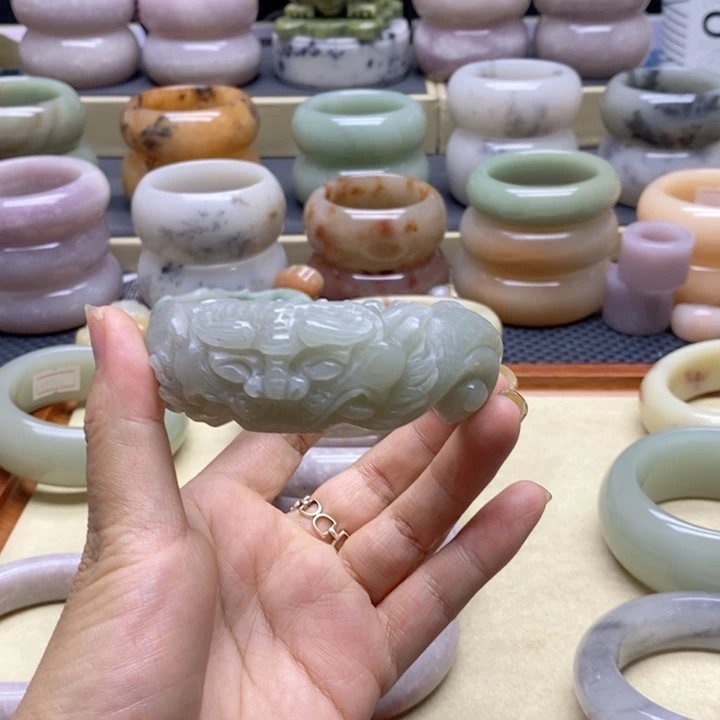 *****未镶嵌手镯石英岩玉