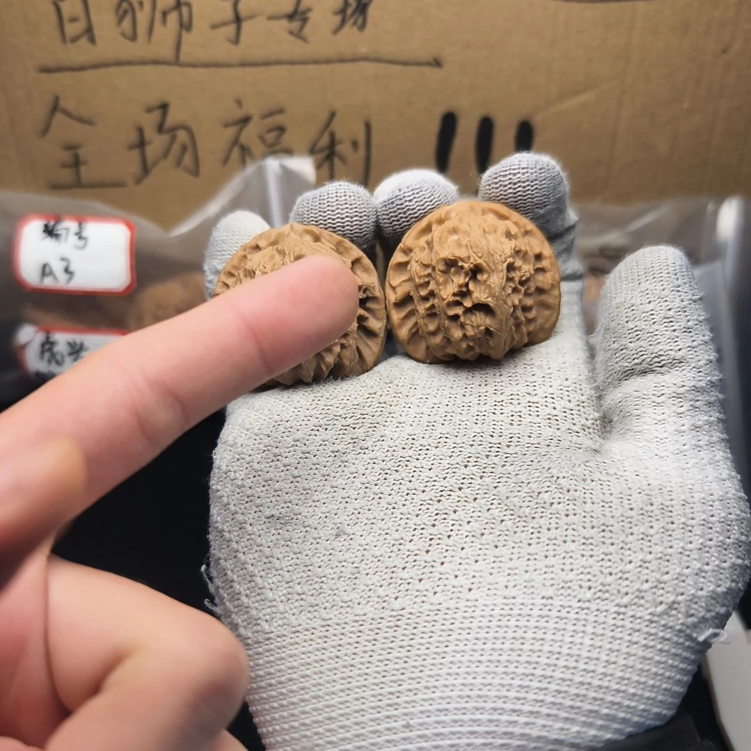 文玩核桃吊坠白狮子