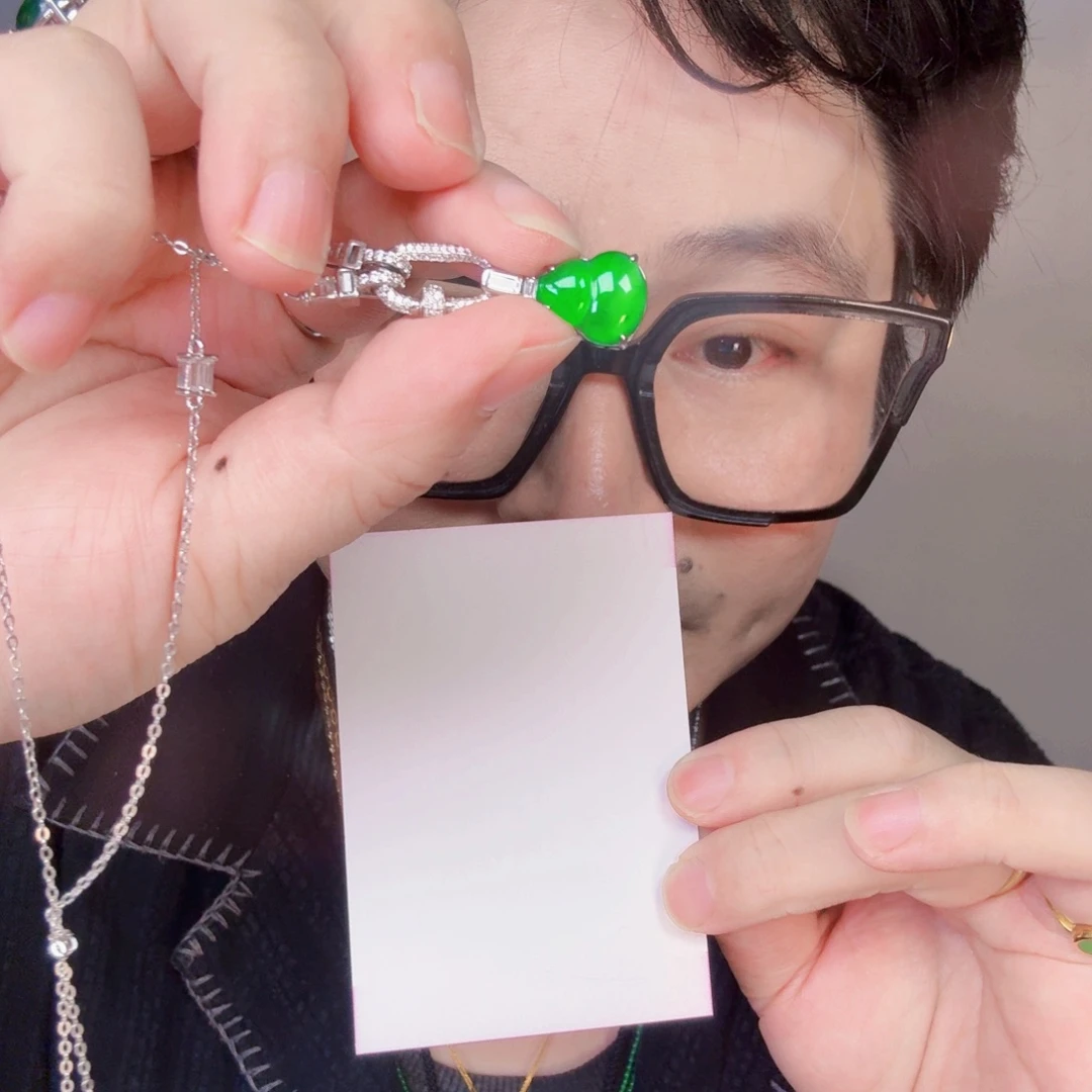 翡翠未镶嵌颈饰一件