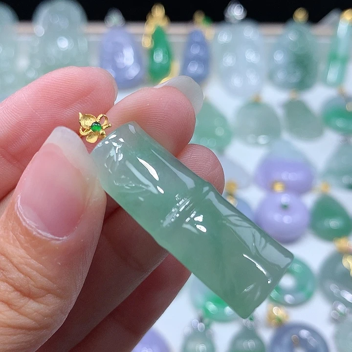 翡翠18K金镶嵌颈饰翡翠