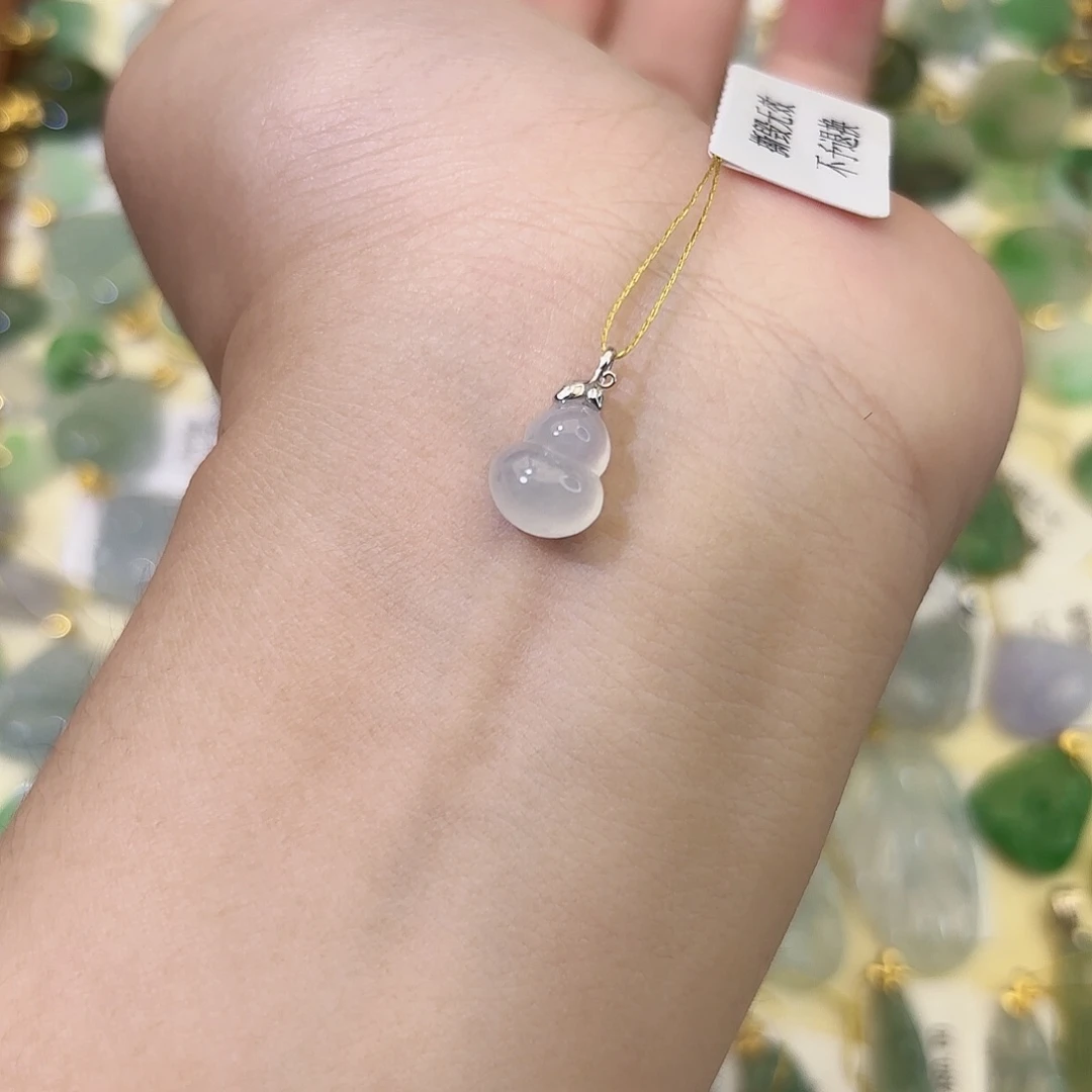 R***。翡翠18K金镶嵌颈饰葫芦