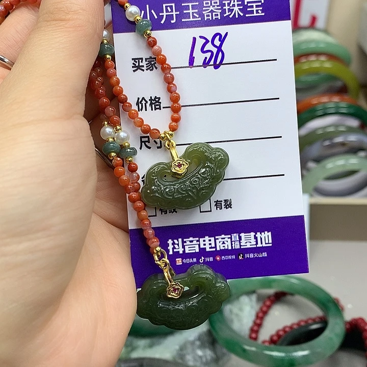 蛇纹石玉未镶嵌手镯多样性随机发其中之一