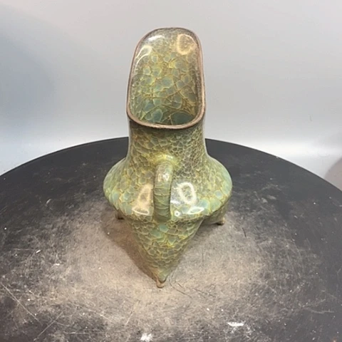 摆件官窑角杯造型独特