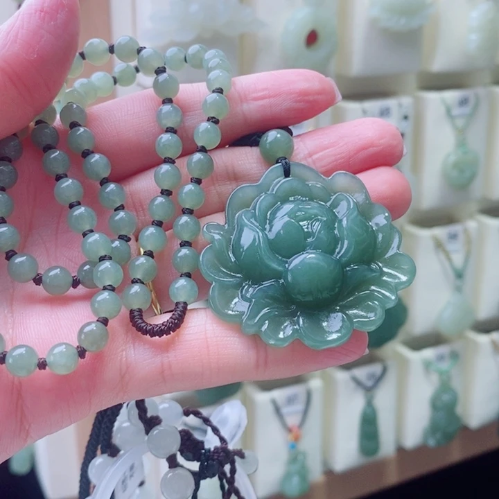 ｛***店颈饰未镶嵌和田玉