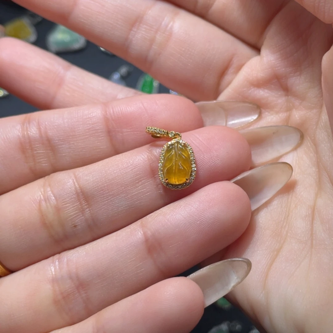 【闪购商品】颈饰18K金镶嵌翡翠
