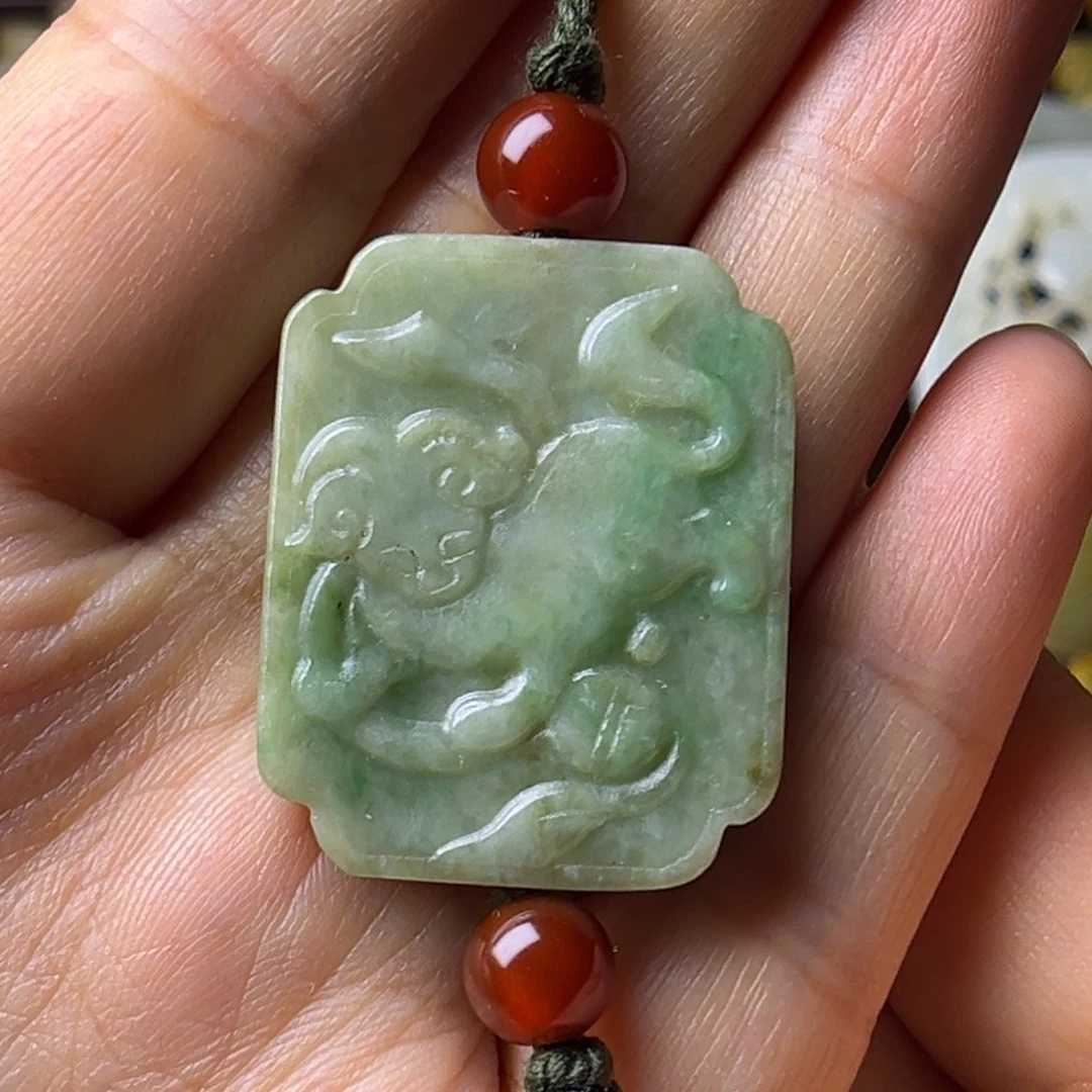 岳***频翡翠未镶嵌颈饰翡翠吊坠挂件