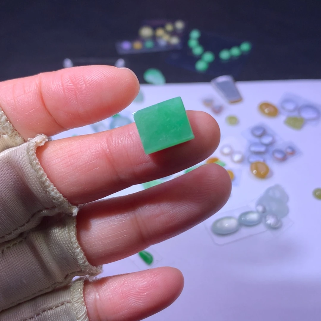 翡翠未镶嵌耳饰无事牌