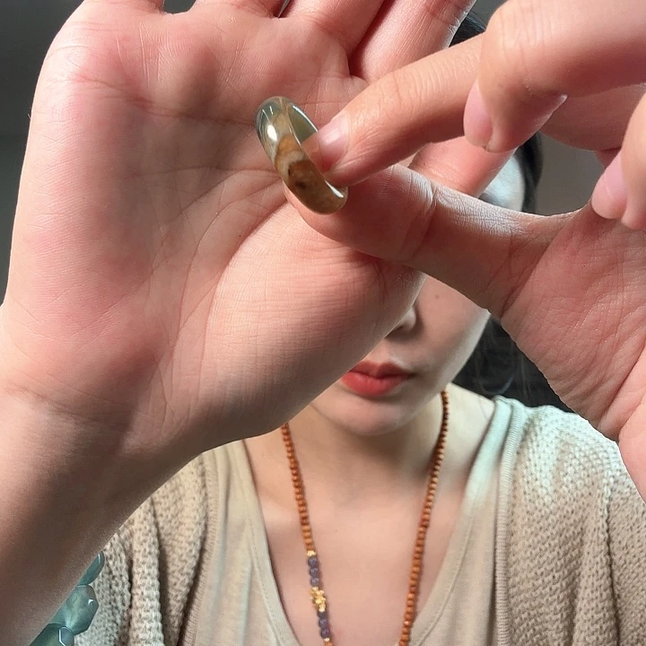 小***子未镶嵌蛇纹石玉颈饰