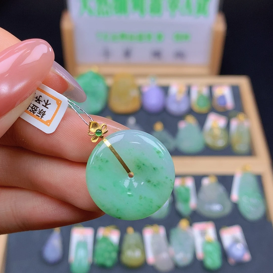 翡翠18K金镶嵌颈饰翡翠