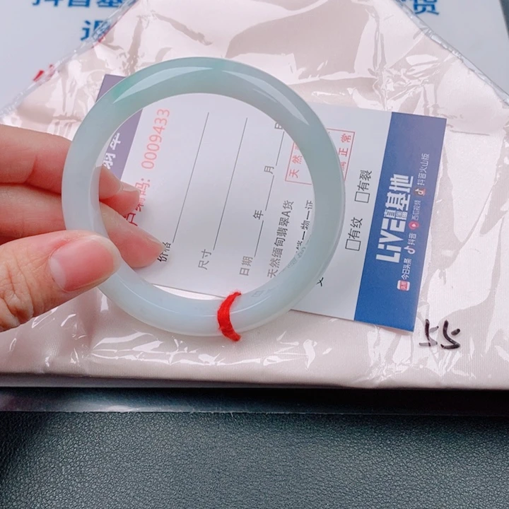 向***由翡翠未镶嵌手镯天然A货翡翠手镯