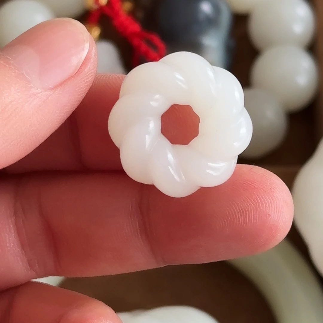 和田玉未镶嵌颈饰轮回结