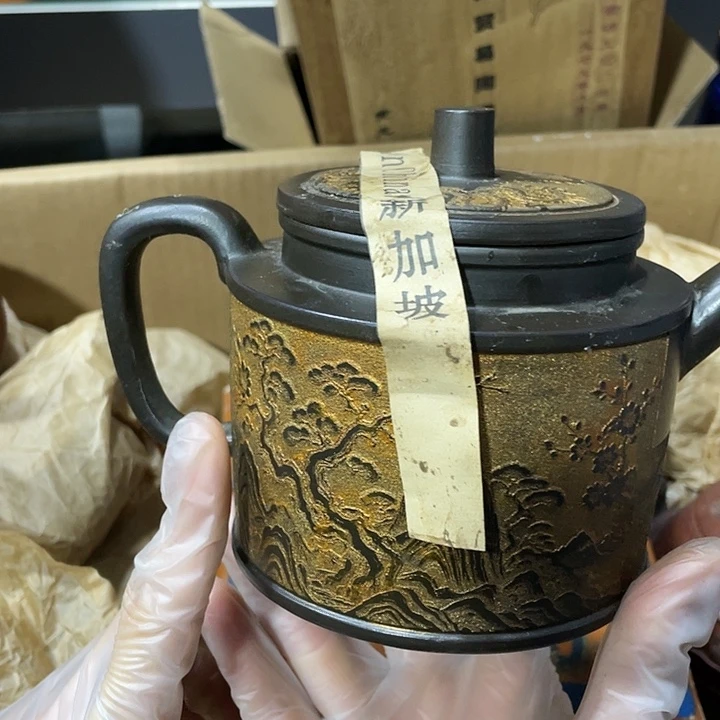 茶壶紫砂原矿泥料，纯手工制作的一把紫砂壶。