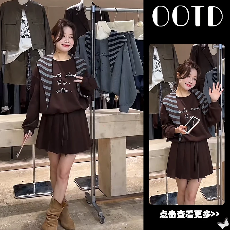 超火早秋穿搭一整套女2025新款印花圆领卫衣条纹披肩百褶裙三件套
