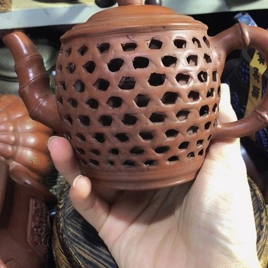 茶壶紫砂原矿泥料手工制作的一把紫砂壶。