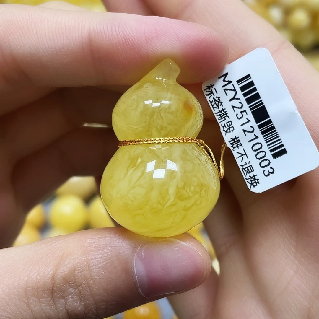 蜜蜡未镶嵌裸石34.5*23.0*17.5mm.瑕