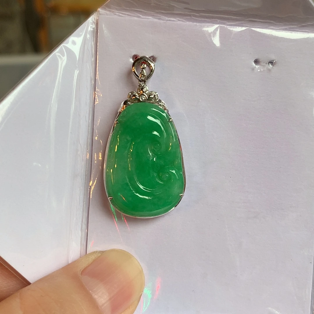 翡翠18K金镶嵌颈饰如意