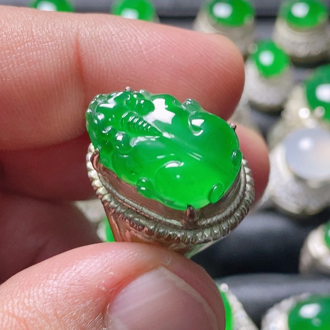 稱***.翡翠未镶嵌颈饰