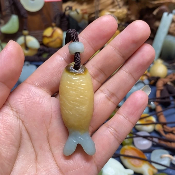 至***宝蛇纹石玉未镶嵌颈饰