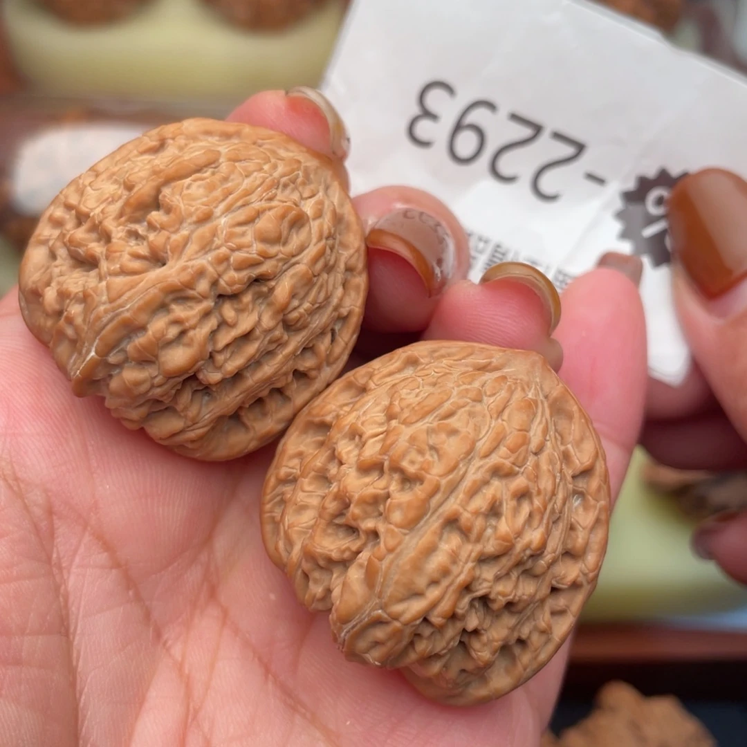 L***J文玩核桃把件35头货红宝石