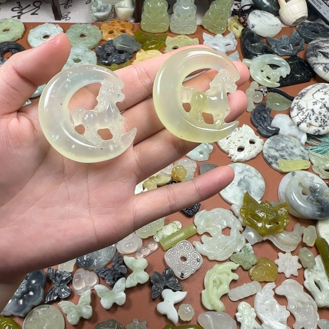 ღ****蛇纹石玉未镶嵌颈饰月亮马