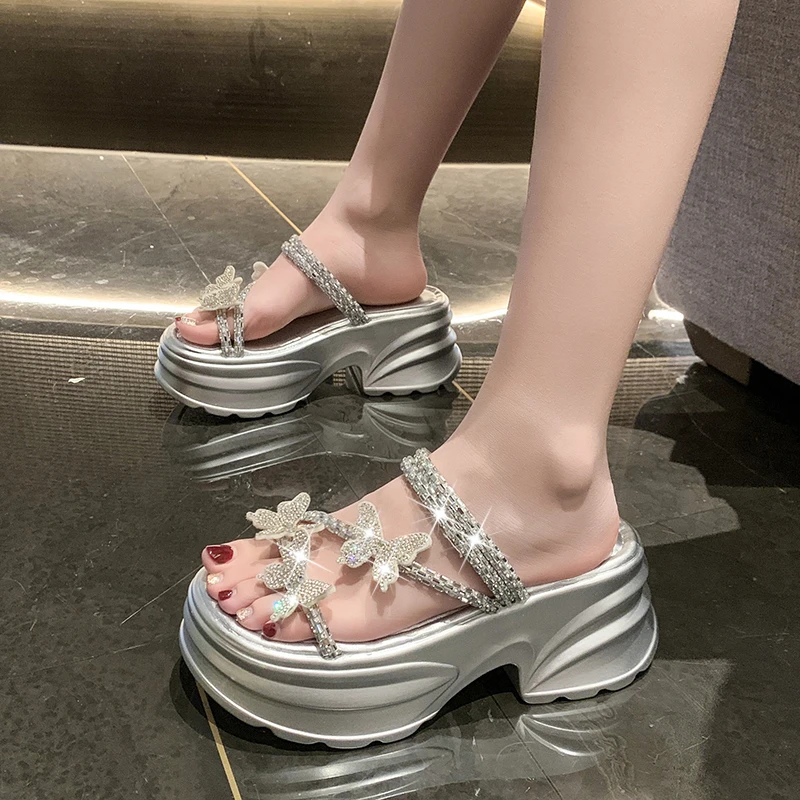 厚底凉拖鞋女夏外穿凉鞋2025新款绝美水钻蝴蝶结松糕坡跟一字拖鞋