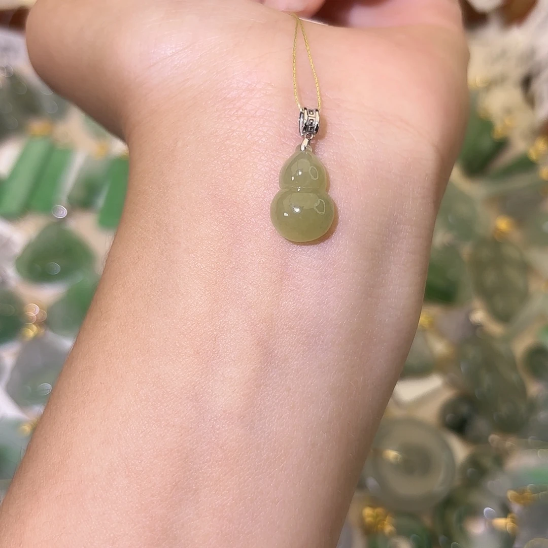 翡翠18K金镶嵌颈饰葫芦