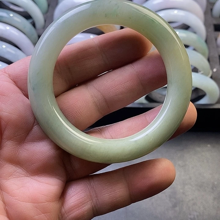 翡翠未镶嵌手镯7、圆