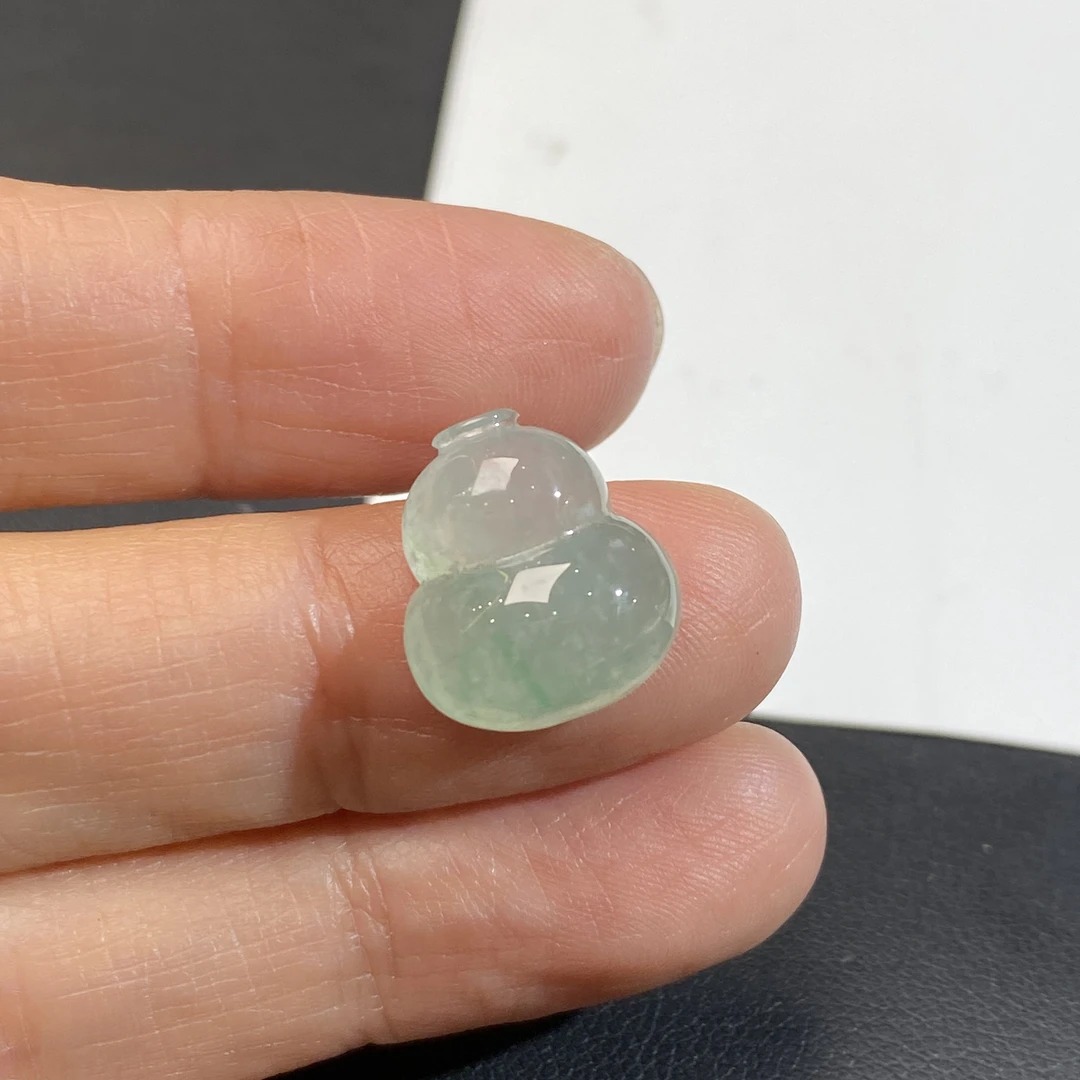 冰种飘绿小葫芦翡翠吊坠 肥嘟嘟 种老色润 冰透水润 上身精致