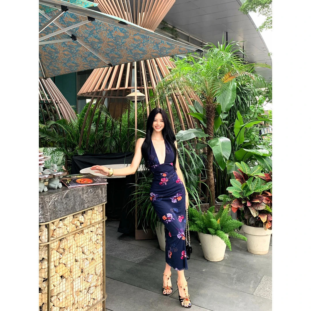 海边度假风V领露背印花挂脖连衣裙女时尚小众弹力氛围感包臀长裙