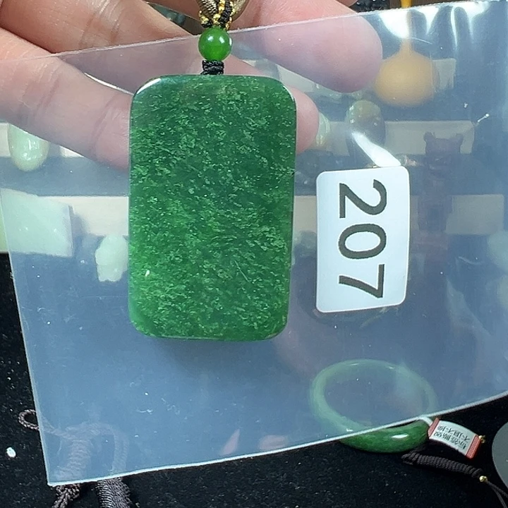 读***者和田玉未镶嵌颈饰