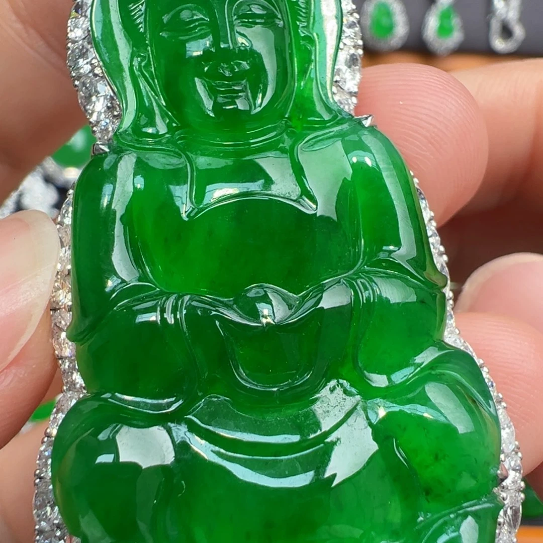 翡翠18K金镶嵌颈饰