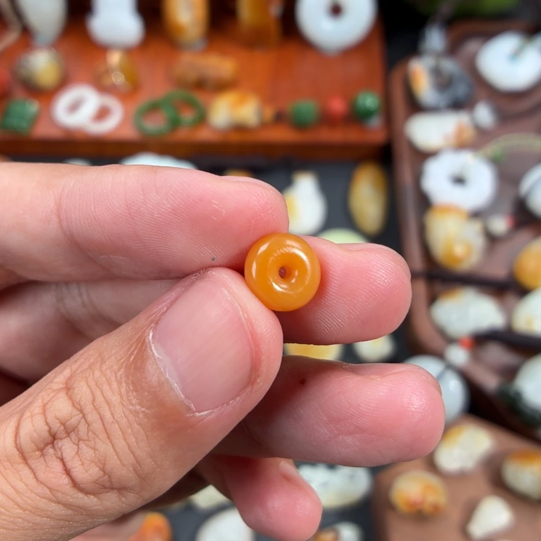 董***昌和田玉未镶嵌颈饰