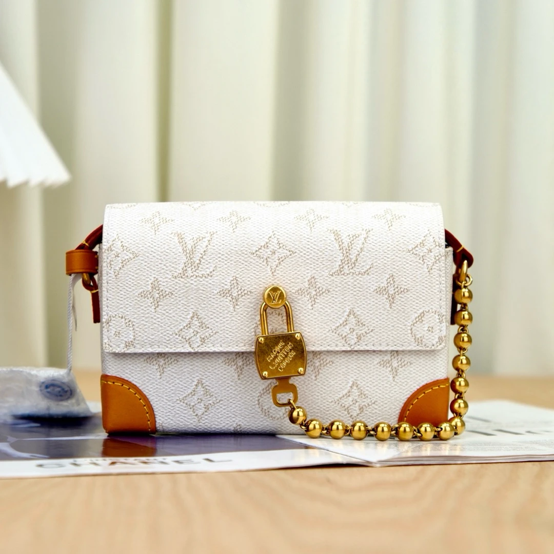 未使用 LouisVuitton/路易威登 8418 LV Steamer 白色胸针