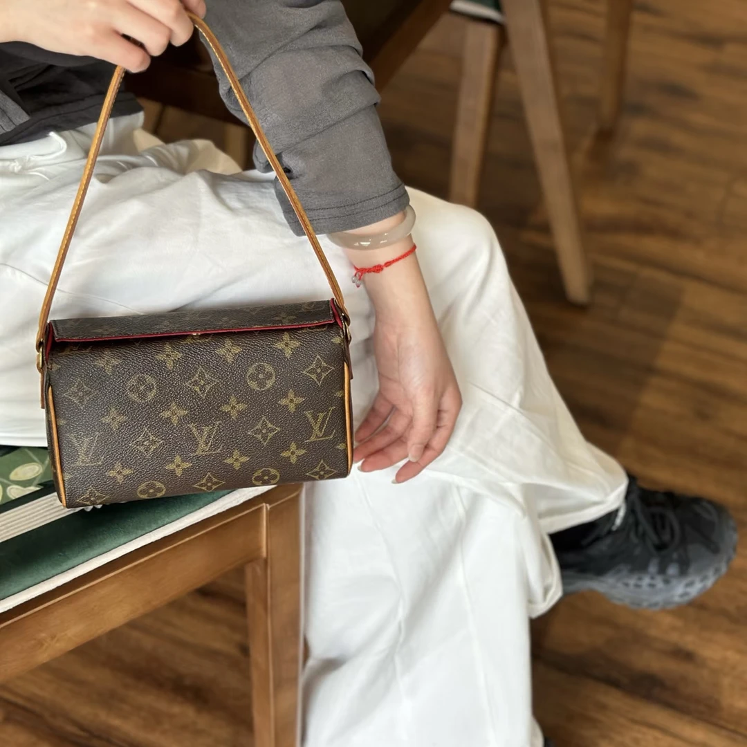 95新 LouisVuitton/路易威登 LV表身道单肩包972404