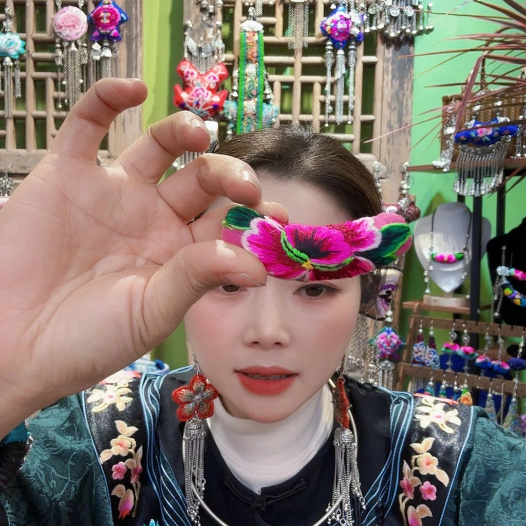 织绣吊坠。