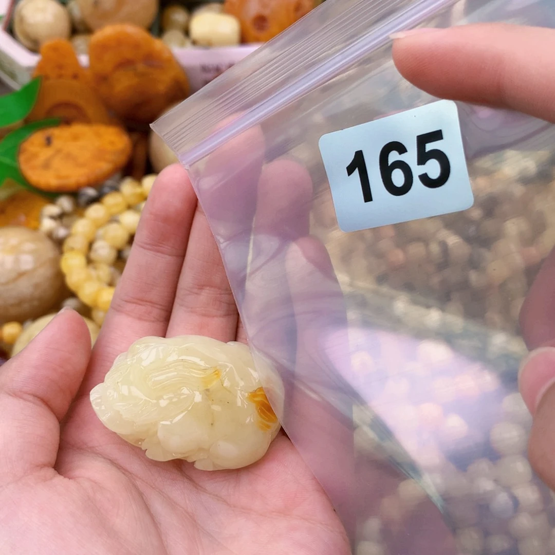 未镶嵌琥珀珠宝奇石