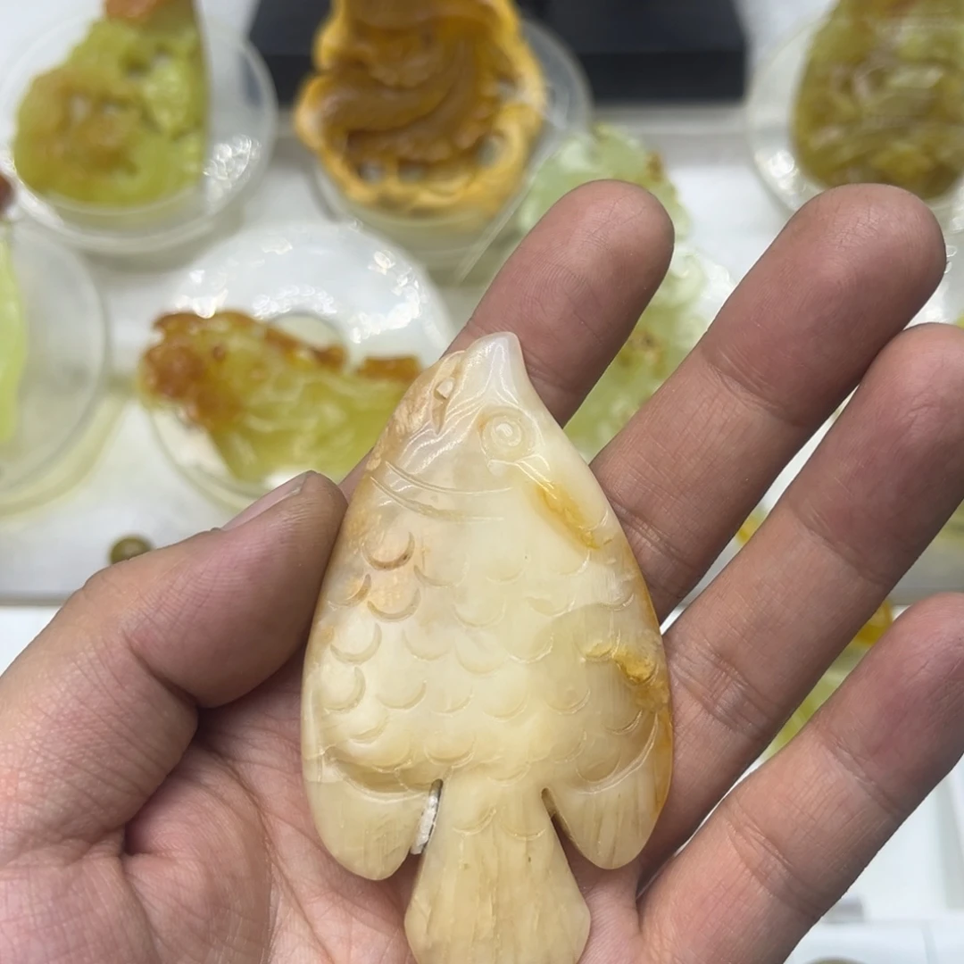 蛇纹石玉颈饰未镶嵌青*莹