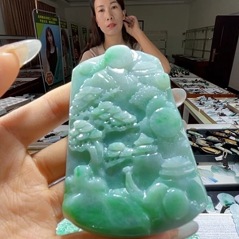 翡翠未镶嵌颈饰一个
