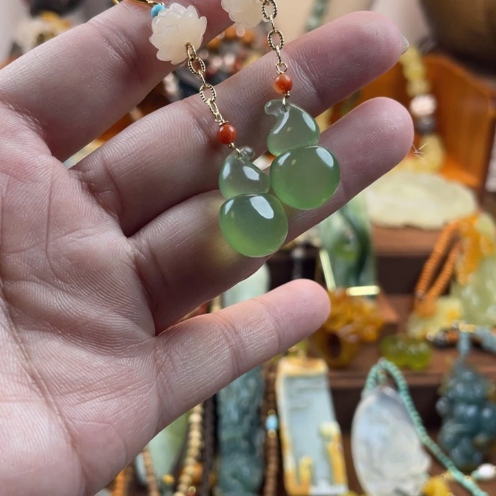 蛇纹石玉未镶嵌耳饰