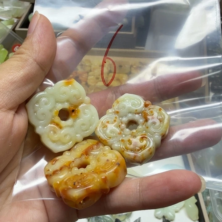 透闪石-蛇纹石玉吊坠未镶嵌